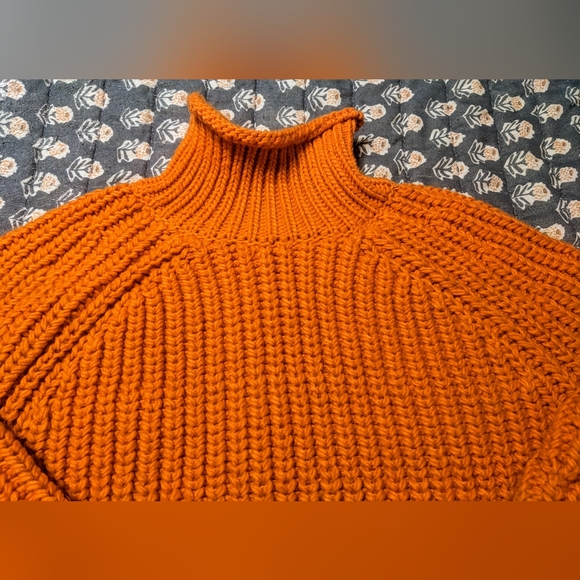 H&M Wool Blend Pumpkin Orange Cropped Turtleneck Sweater sz S - Picture 3 of 8